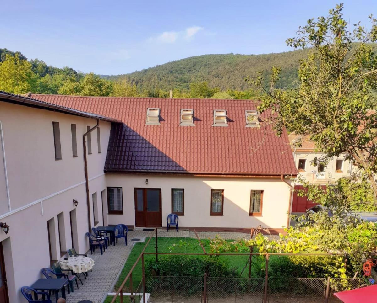 Hotel Casa Bunicii Sasca Montană Exterior foto